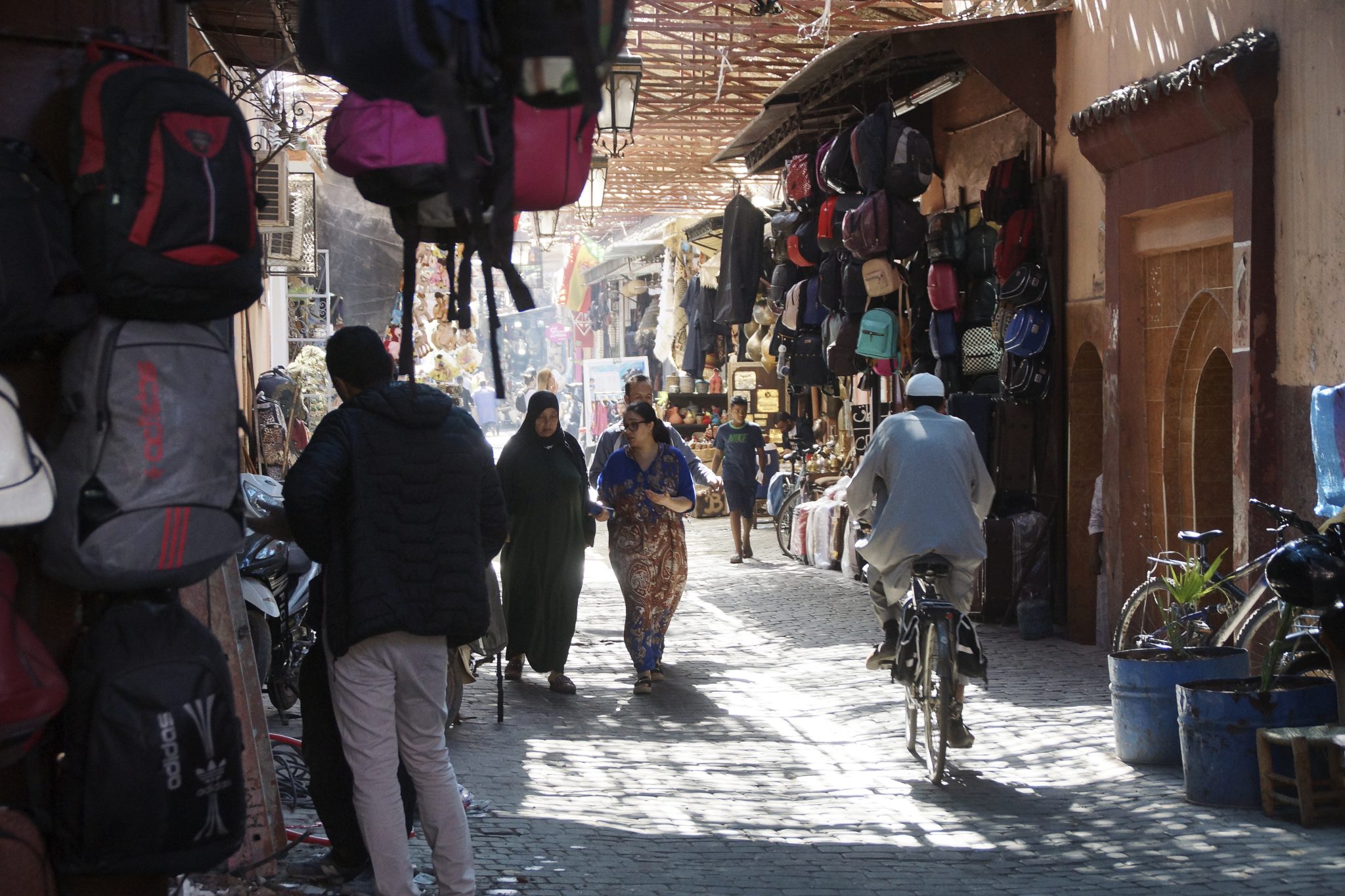 Een levendige straat in de souks van Marrakech